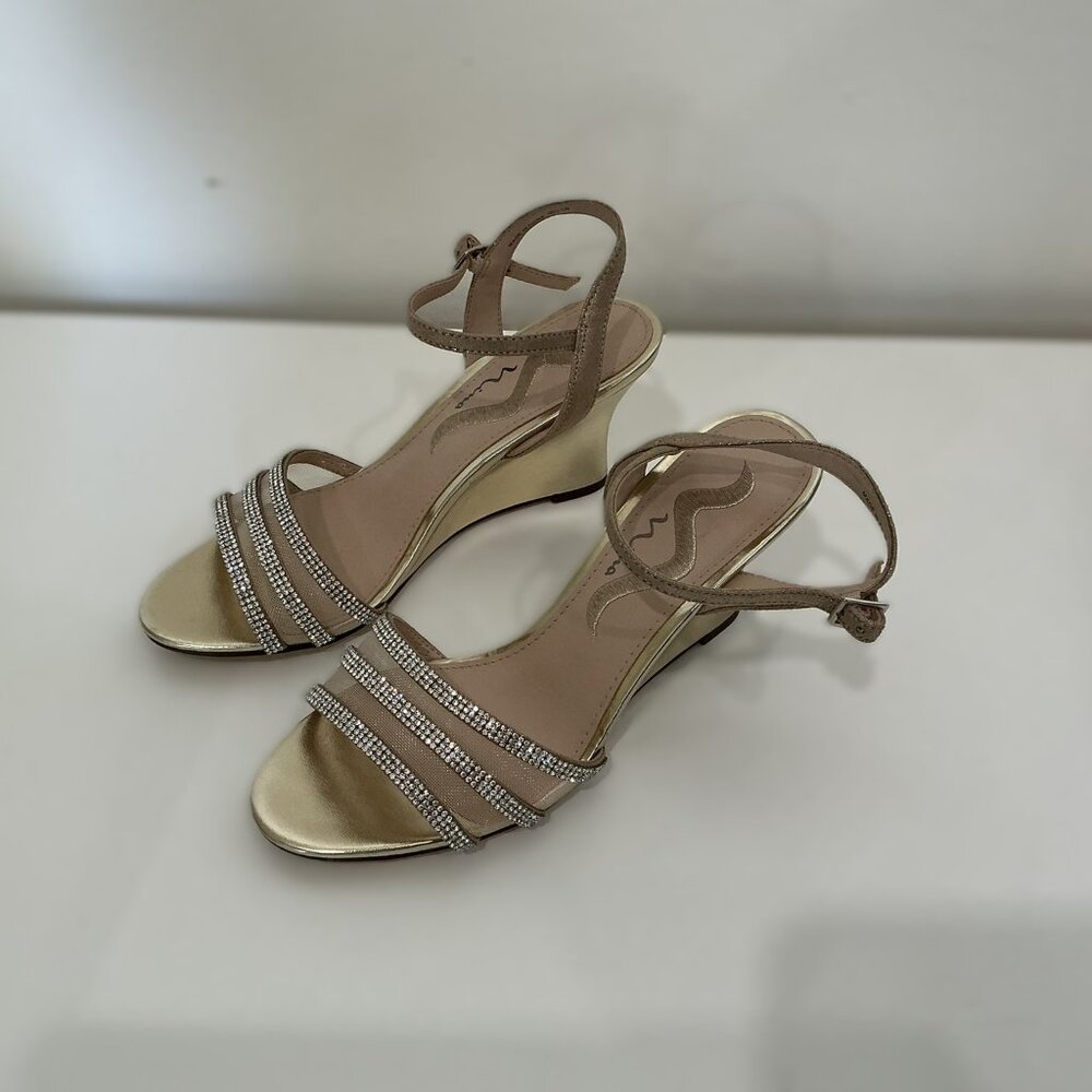 NWT - NEVER BEEN WORN Nina Veena Gold Taupe Reflect Rhinestone Wedge Sandal